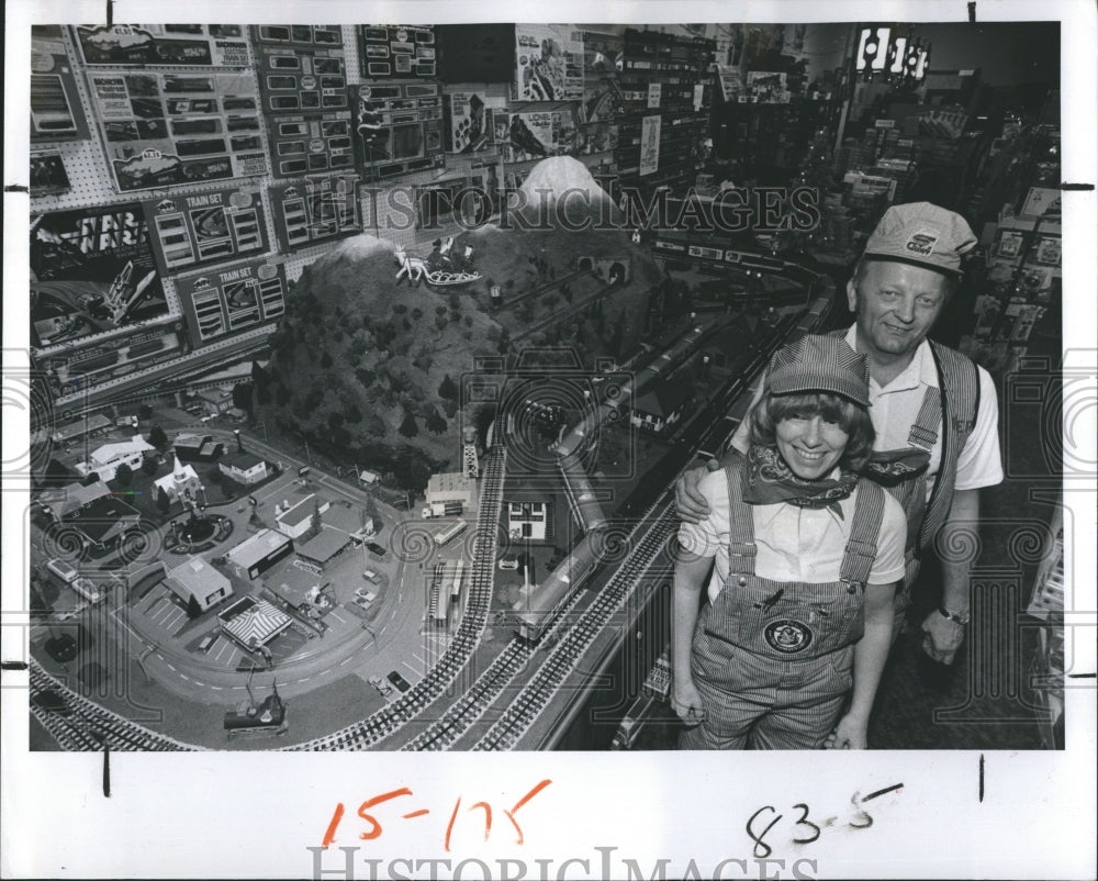 1978 Press Photo Homer Hoffman and his wife Alice ride the rails with HO trains - Historic Images