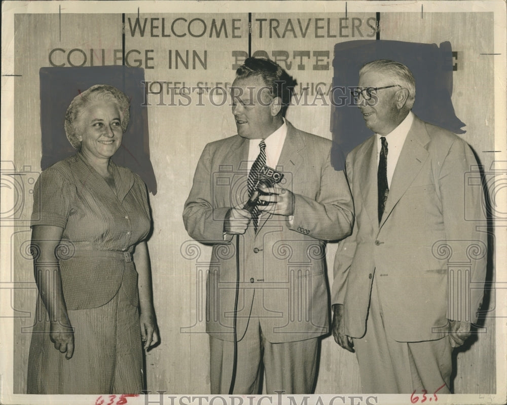 1952 Press Photo Mr. Mrs. Arthur Hull Good-will Ambassadors Emcee Tommy Bartlett - Historic Images