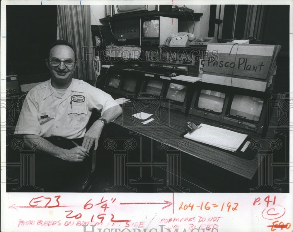 1982 Press Photo Security Worker Jim Huge - Historic Images