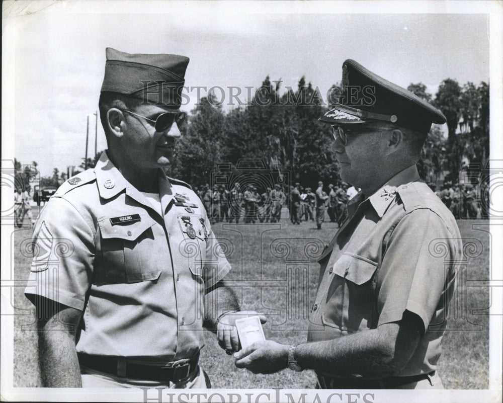 1967 Press Photo Master Sargent John Huggins Col. Henry Tuebner Rifleman Award - Historic Images