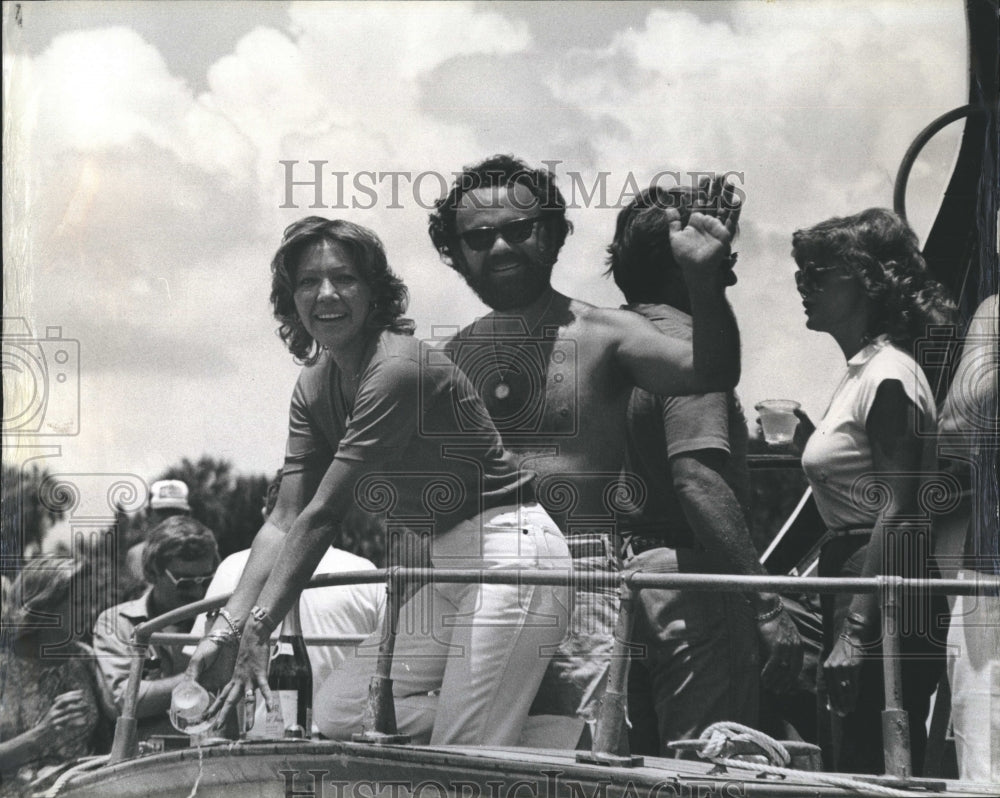 1979 Press Photo Newlyweds Judge L.R. Huffsteter Jr and wife Ruth wave to guests - Historic Images