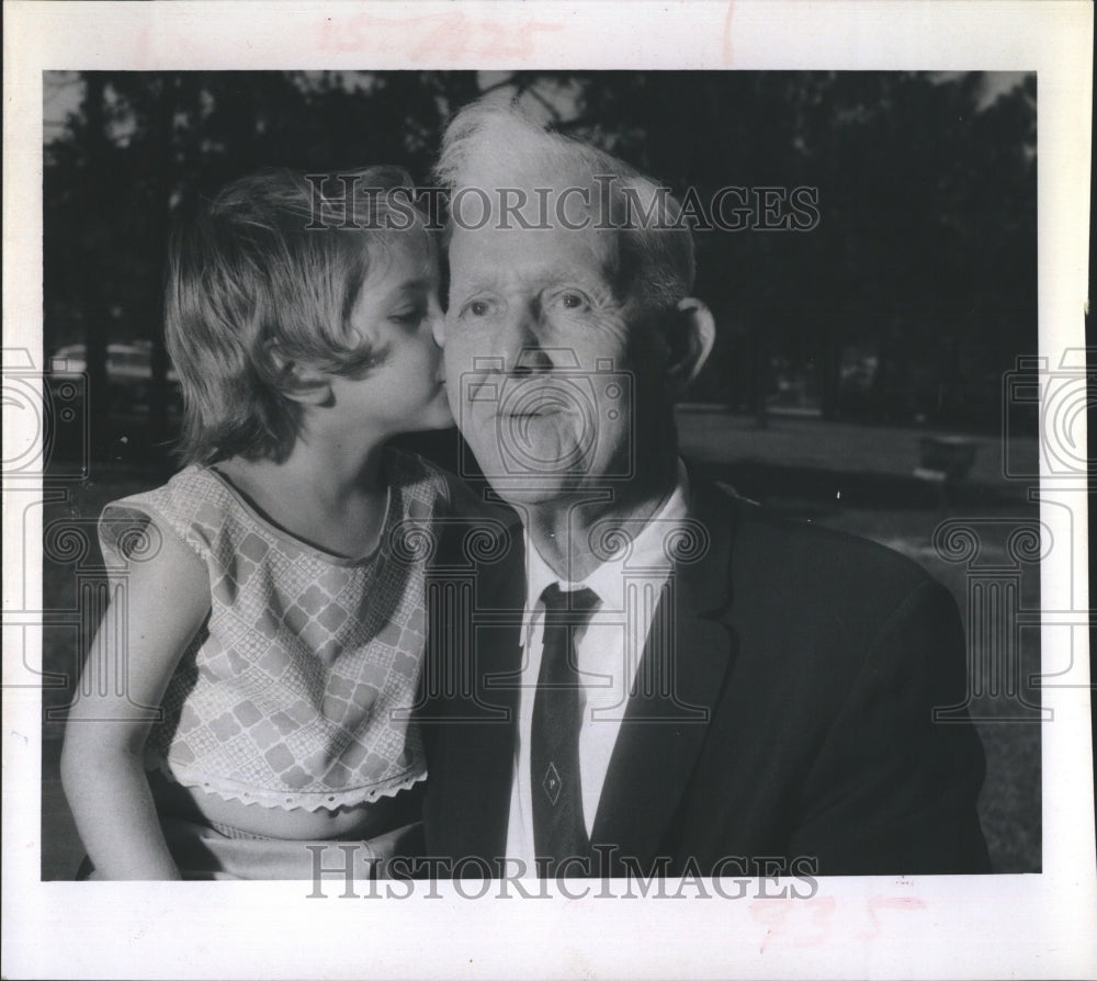 1968 Press Photo Young Girl With Older Man - Historic Images