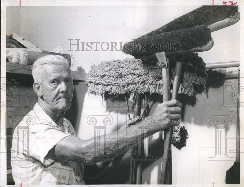 1965 Press Photo L. Patterson Janitor for Anna Elementary School - RSH11953 - Historic Images