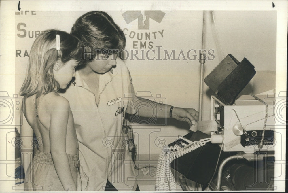 Press Photo Michelle Patterson EMS Giving EKG Test On 5 Yr Old Kelly Magilligan - Historic Images