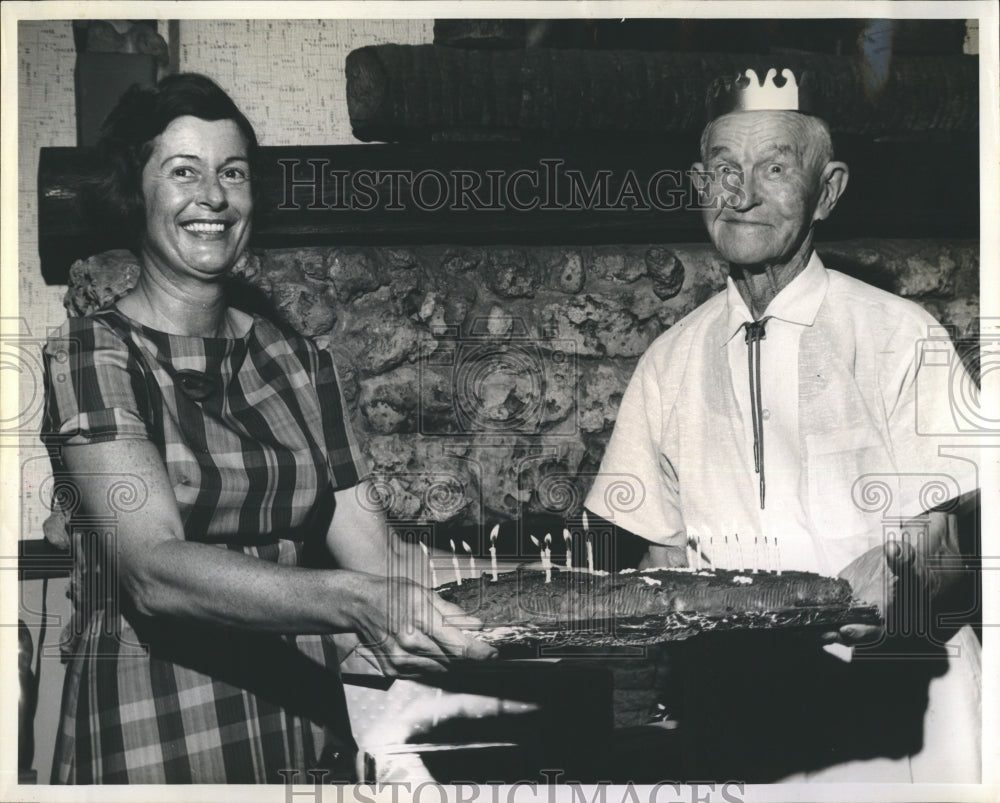 1964 Press Photo Mrs. Bud Finley Helps Arthur Harbison With His 88 Birthday Cake - Historic Images