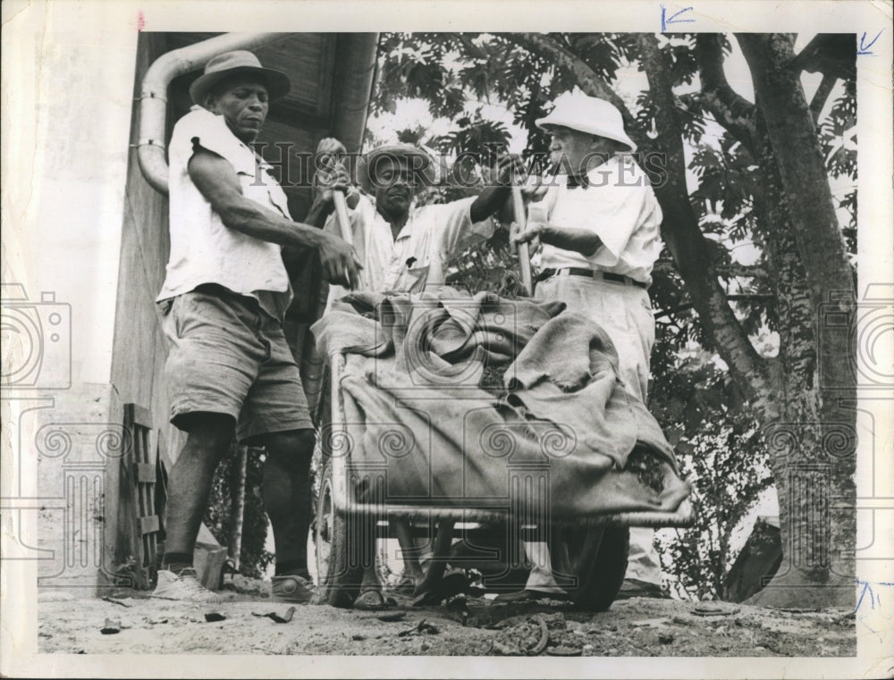 1964 Press Photo Unidentified Men Hauling Soil - Historic Images