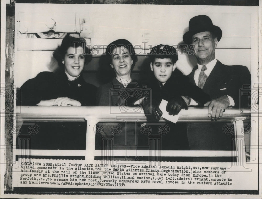 1954 Press Photo Top NATO Sailor Vice Admiral Jerauld Wright and Family Arrives - Historic Images