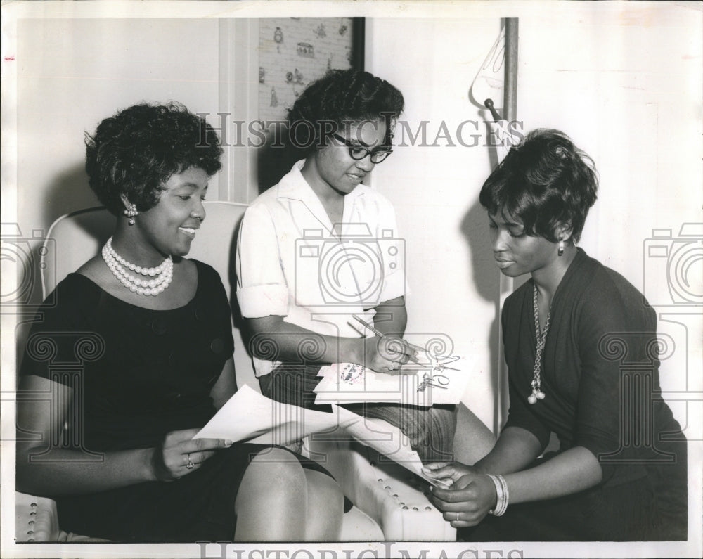 1962 Press Photo Clair Worthy, Helen McLean, and Twinette McIver Work on Program - Historic Images