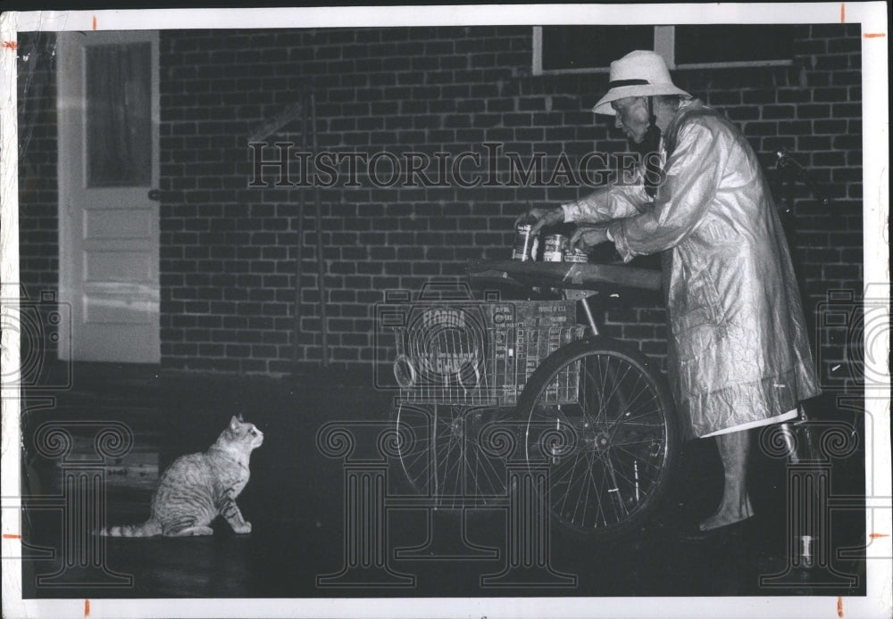 1975 Press Photo A man and a cat shows in the picture. - RSH12129 - Historic Images