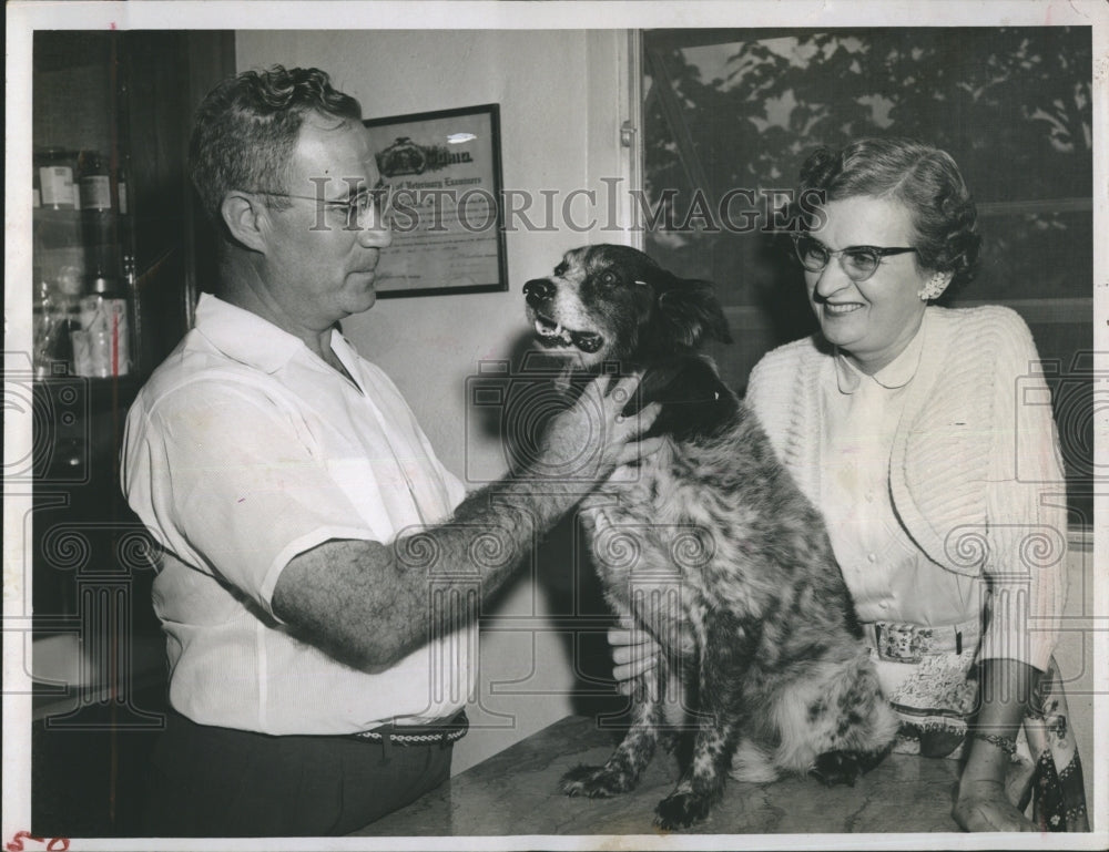 1957 Press Photo Dr. A.E. Corbin And Ruth Wright With 25 Year Old Dog Gramps - Historic Images