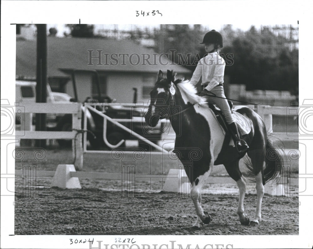 1992 Press Photo Girl Wins Equestrian Riding Position And Obedience Contest - Historic Images