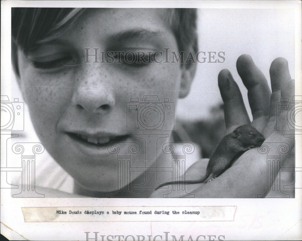 1971 Press Photo Mike Douds Shows Baby Mouse Found During Weedon Island Clean-Up - Historic Images