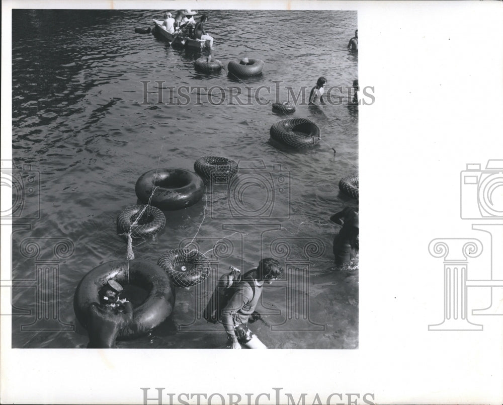 1973 Press Photo Clean-Up Workers in Florida - Historic Images