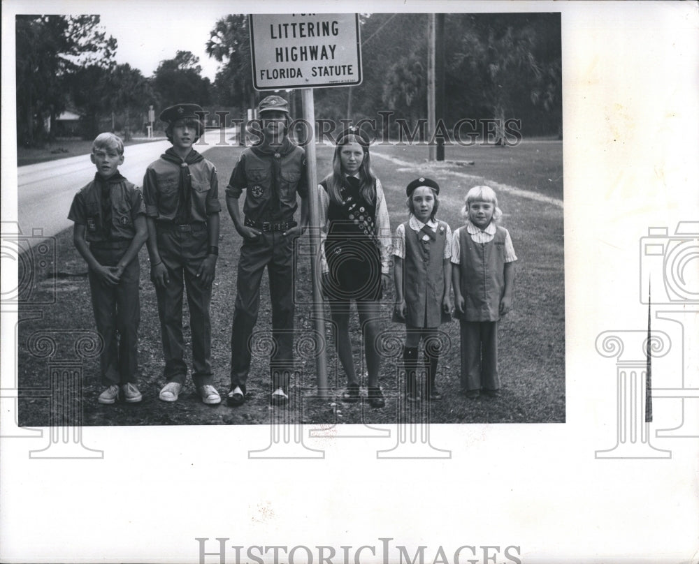 1974 Press Photo Boy Scouts and Girl Scouts Join in Inglis Clean-Up - Historic Images