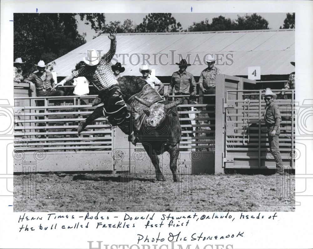 1986 Press Photo Orlando&#39;s Donald Stewart Rides Bull - Historic Images