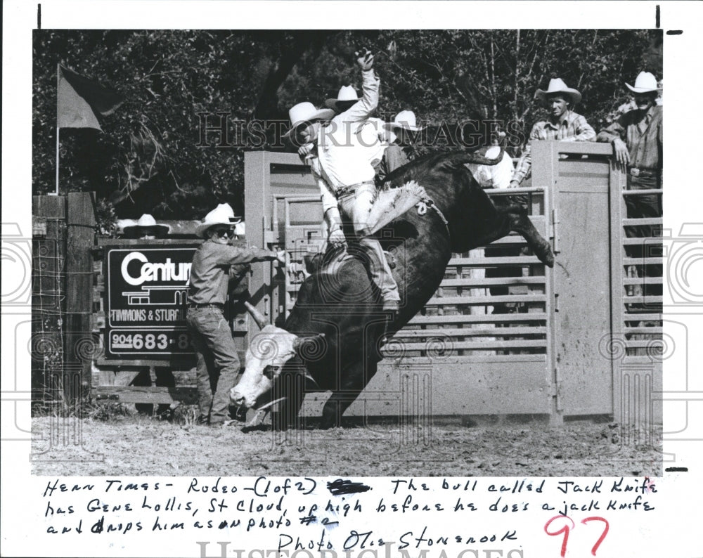 1986 Press Photo St. Cloud&#39;s Gene Lollis Rides Bull - RSH12191 - Historic Images