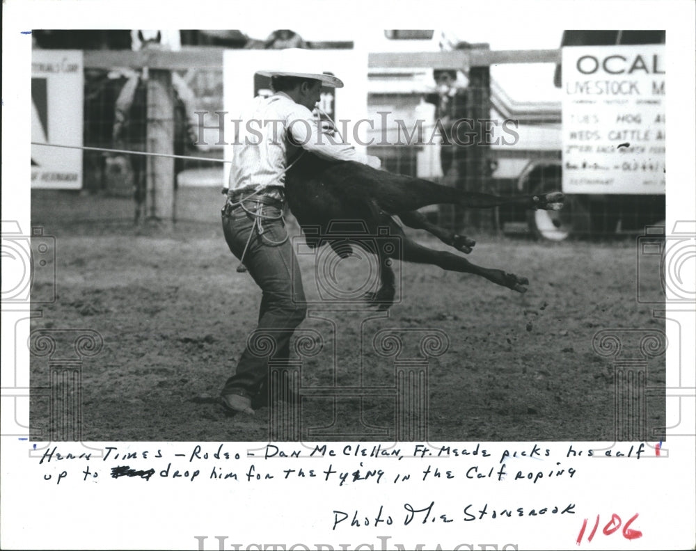 1986 Press Photo Dan McClellan During Calf Roping Competition During Rodeo - Historic Images