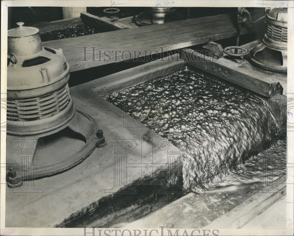 Press Photo Copper Melting At Copper Development Association Inc. In New York - Historic Images