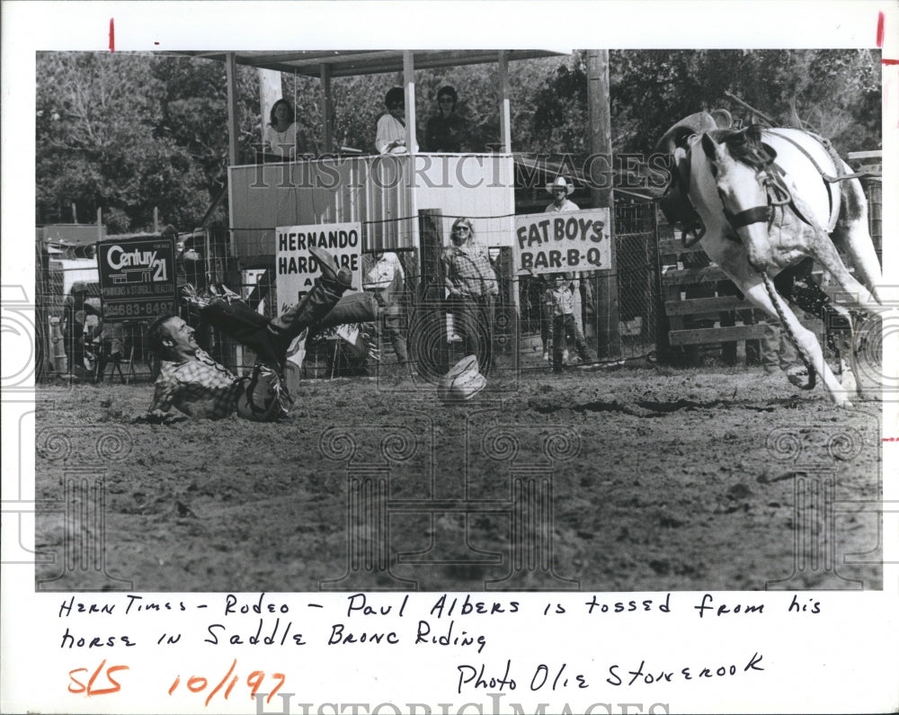 1985 Press Photo Paul Albers Saddle Falls Bronc Riding Cattlemen's Annual Rodeo - Historic Images