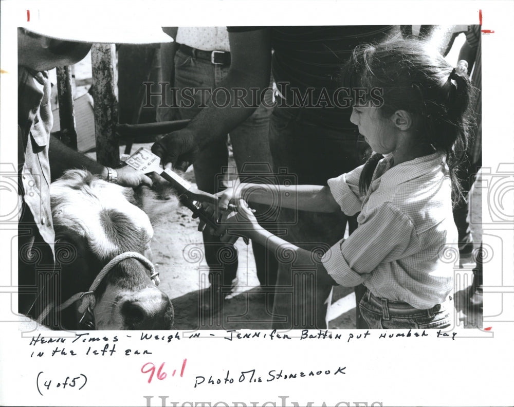 1986 Press Photo Jennifer Batten Tags Cow At Cattleman's Rodeo Arena Event - Historic Images