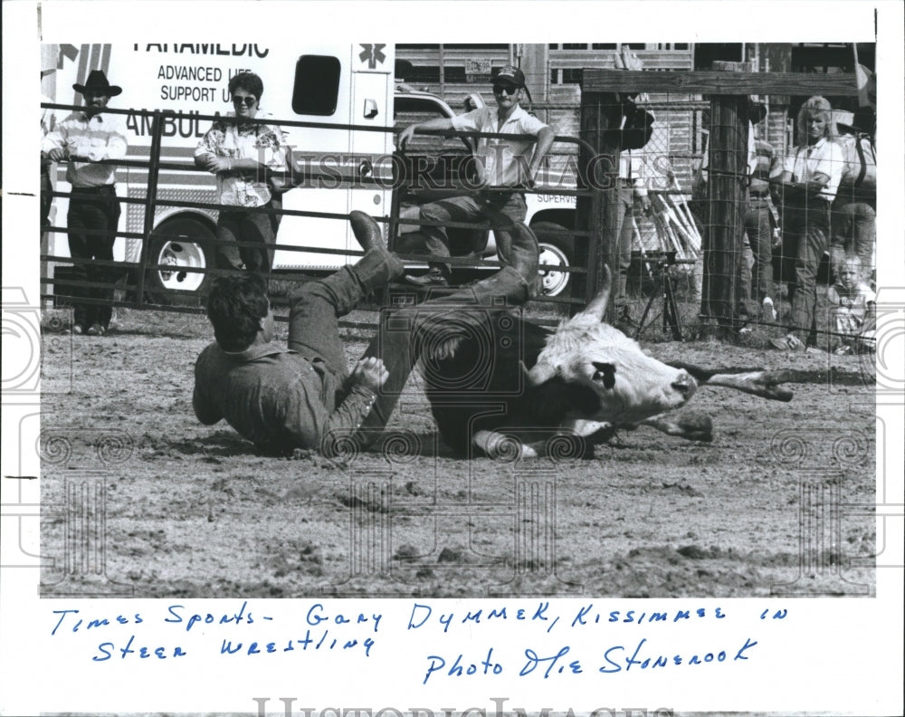 1988 Press Photo Gary Dymmek Falls During Steer Wrestling Competition At Rodeo - Historic Images