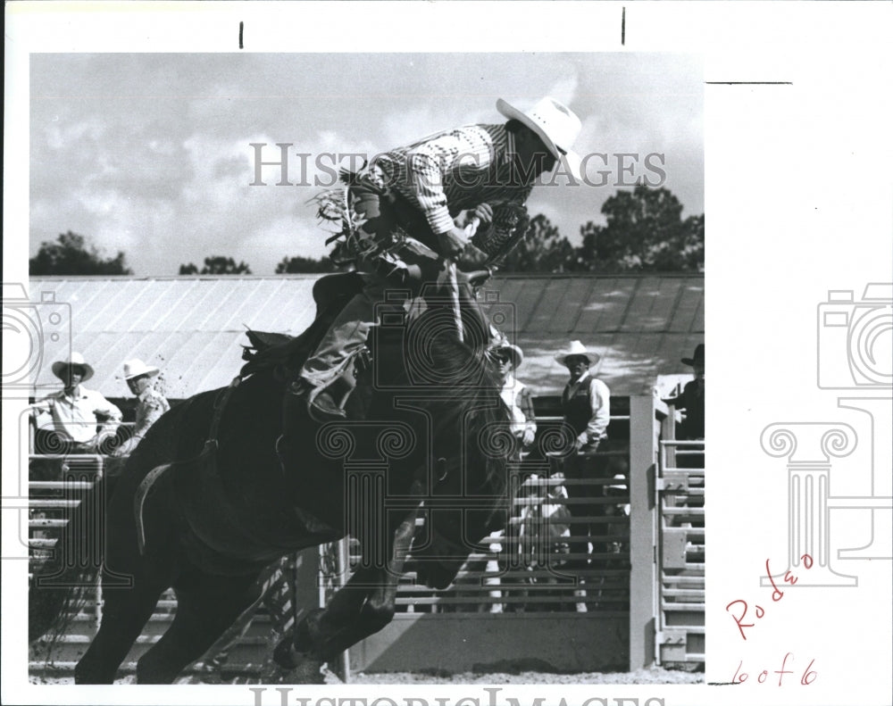 1989 Press Photo Jason Brown Rides Horse Double Jack During Rodeo Competition - Historic Images