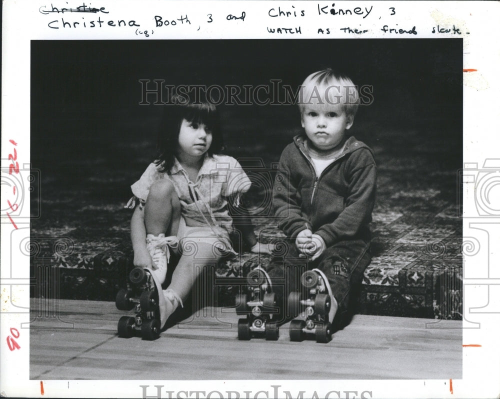 1985 Press Photo Three Year Old Chris Kinney Christena Booth Watch Friends Skate - Historic Images