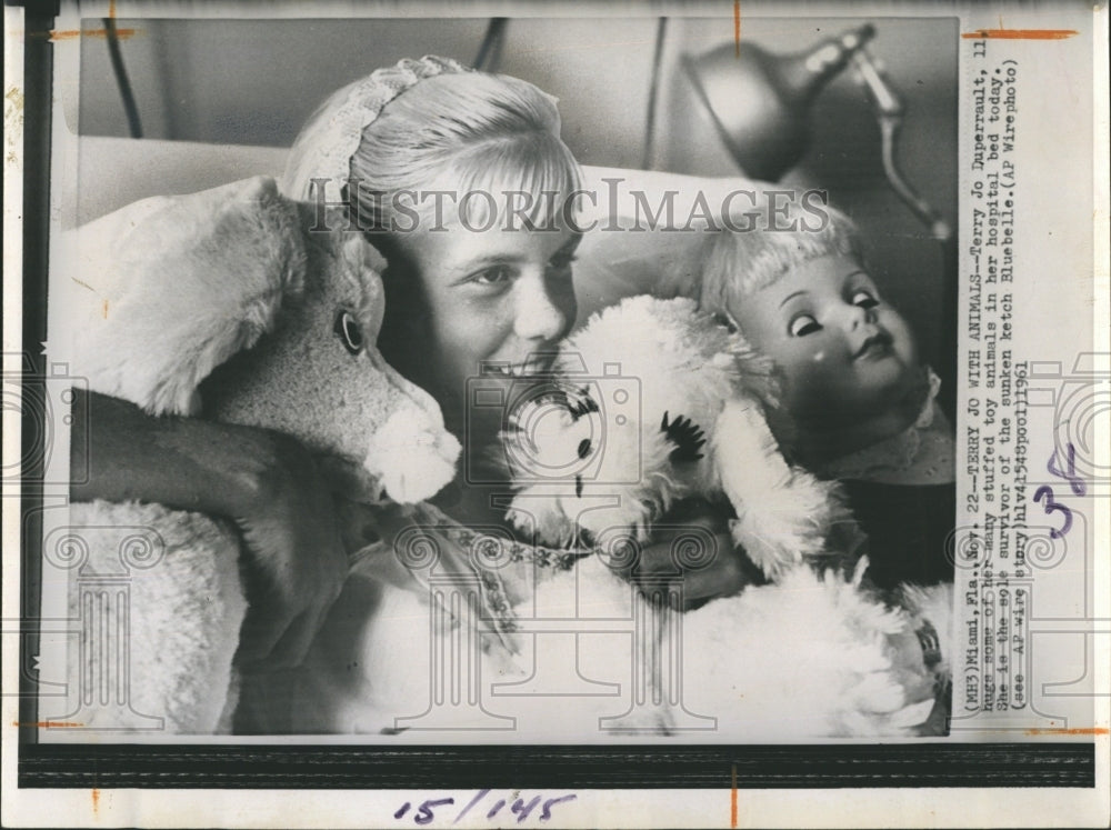 1961 Press Photo Terry Jo Duperrault Stuffed Animals Survivor Sunken Bluebelle - Historic Images