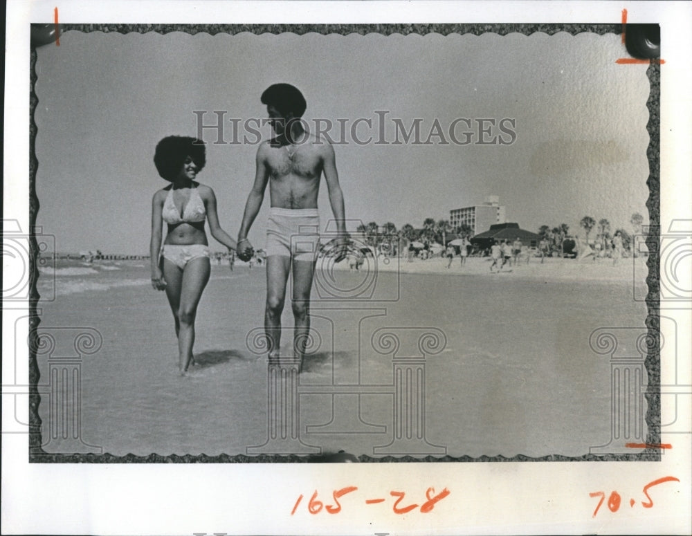 1976 Press Photo Willie and Dottie Saylor on the beach in Tampa - Historic Images