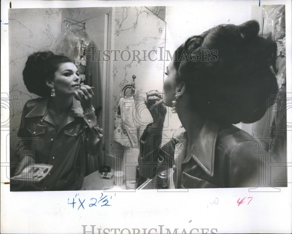 1969 Press Photo Model Switzer Intelligent Woman - Historic Images