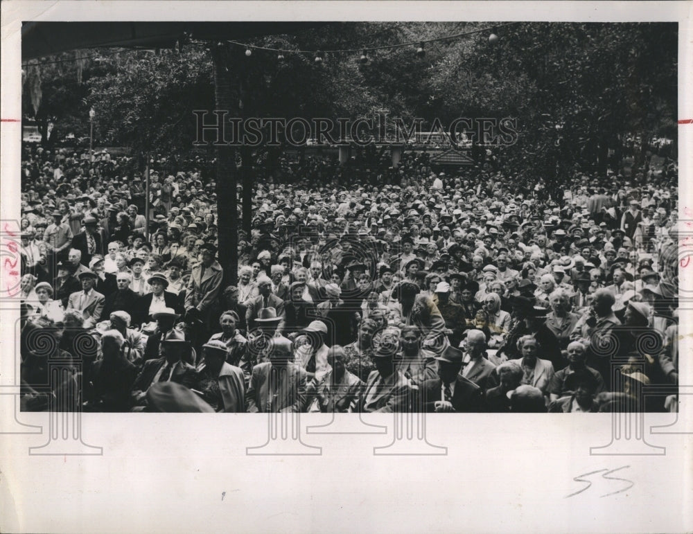 1952 Press Photo Ohio Sen. Robert Taft adresses a packed Williams Park crowd - Historic Images