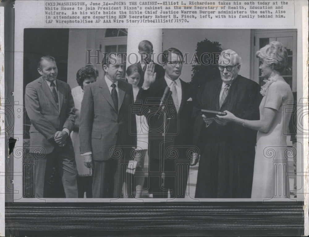 1970 Press Photo Elliot L Richardson takes the oath as he becomes Sec. of Health - Historic Images