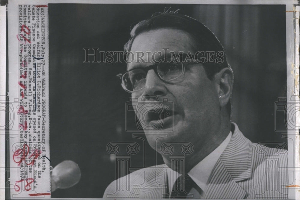 1972 Press Photo Sec. of HEW Elliot Richardson answers welfare questions - Historic Images