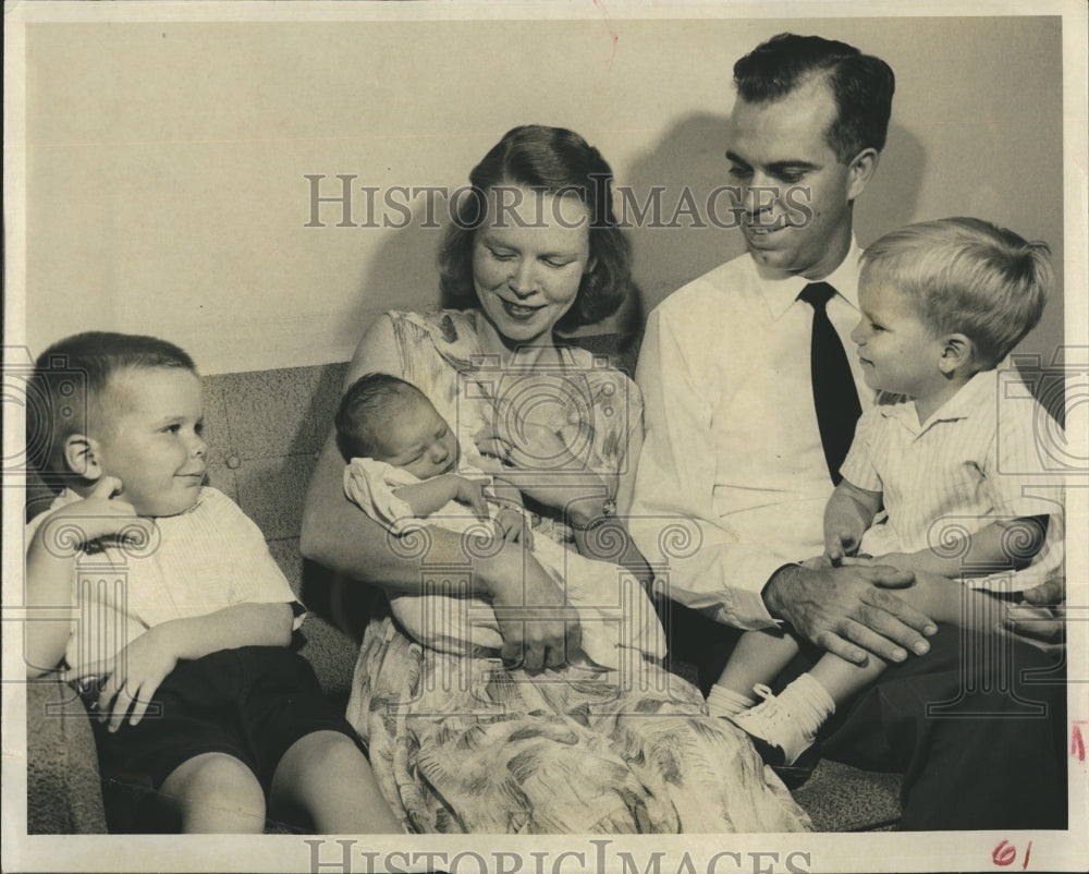 1958 Press Photo Mr. and Mrs. ac Ricketts with their 2 little boys and week old baby Ruth Lynn. - Historic Images