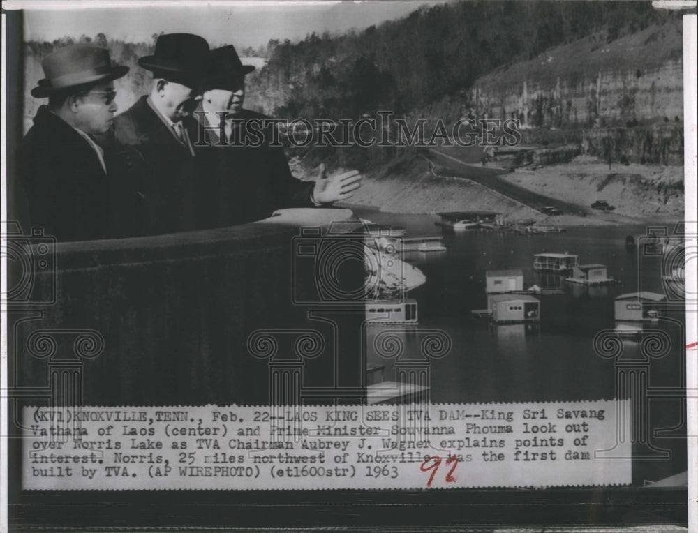 1963 Press Photo King Sayang Vathana (center)and Prime Pouma(left) look out over - Historic Images