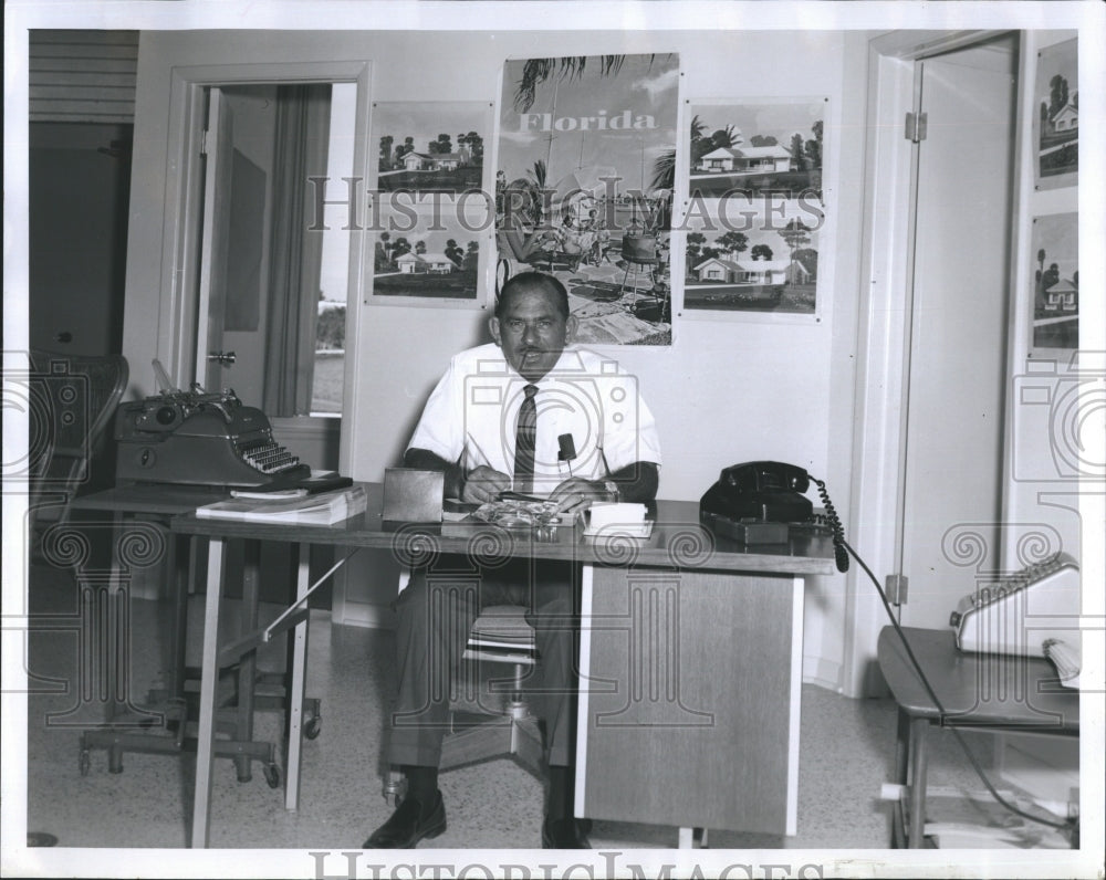 1968 Press Photo General Manager Wordsworth Homes George Paver - Historic Images
