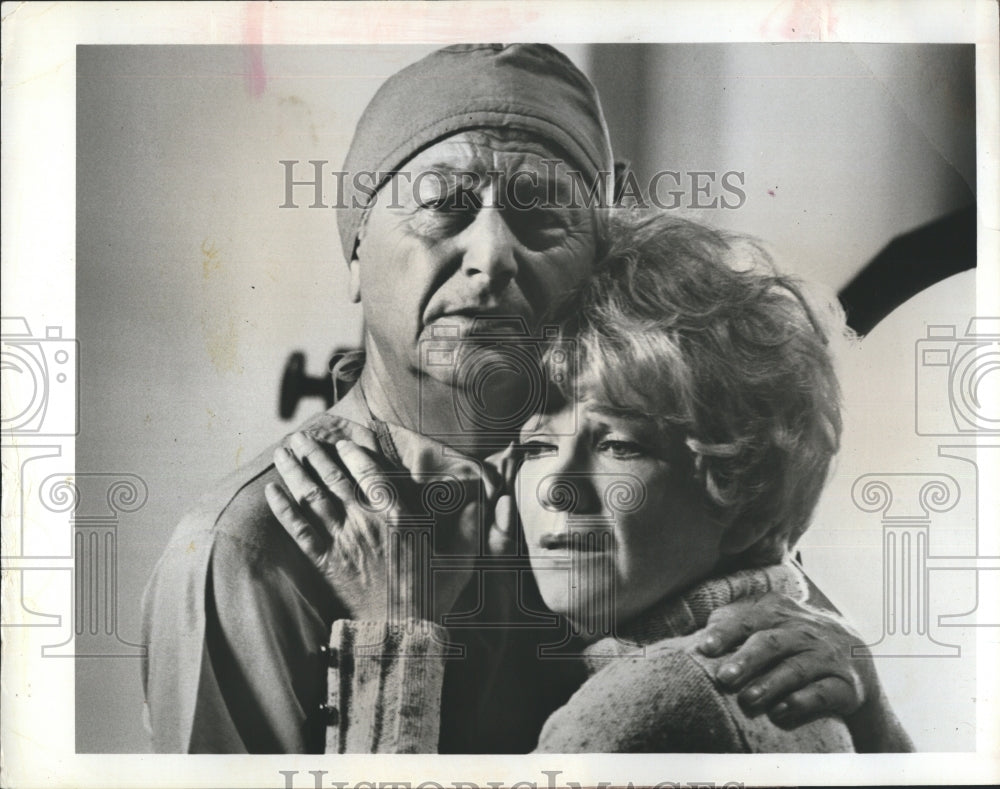 1969 Press Photo Anne Baxter Robert Young Actors Madonna With Knapsack And Flute - Historic Images