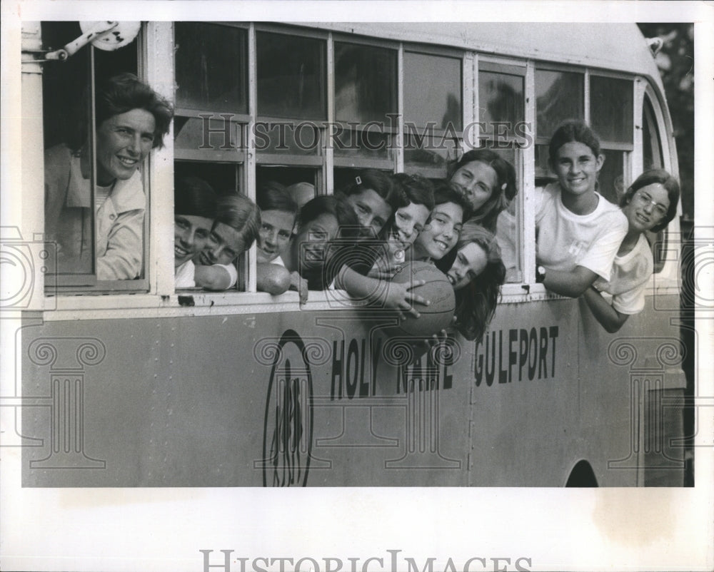 1975 Press Photo Coach Pauline Neri, and the Holy Name Saints a Junior High - Historic Images