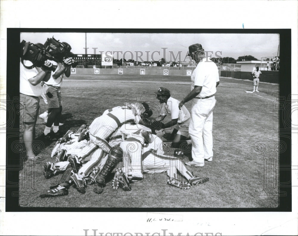 1991 Press Photo Pileup Proclaims Dunedin National Bound For World Series - Historic Images