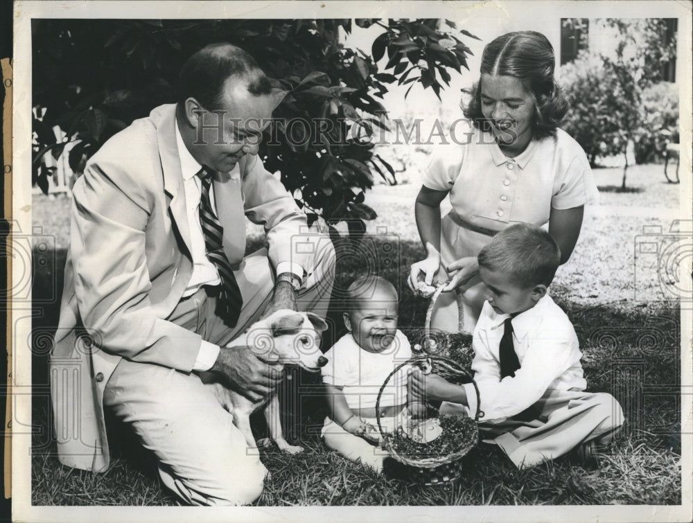 1954 Press Photo Infant Brady Belcher and Family Backyard Easter Egg Hunt - Historic Images