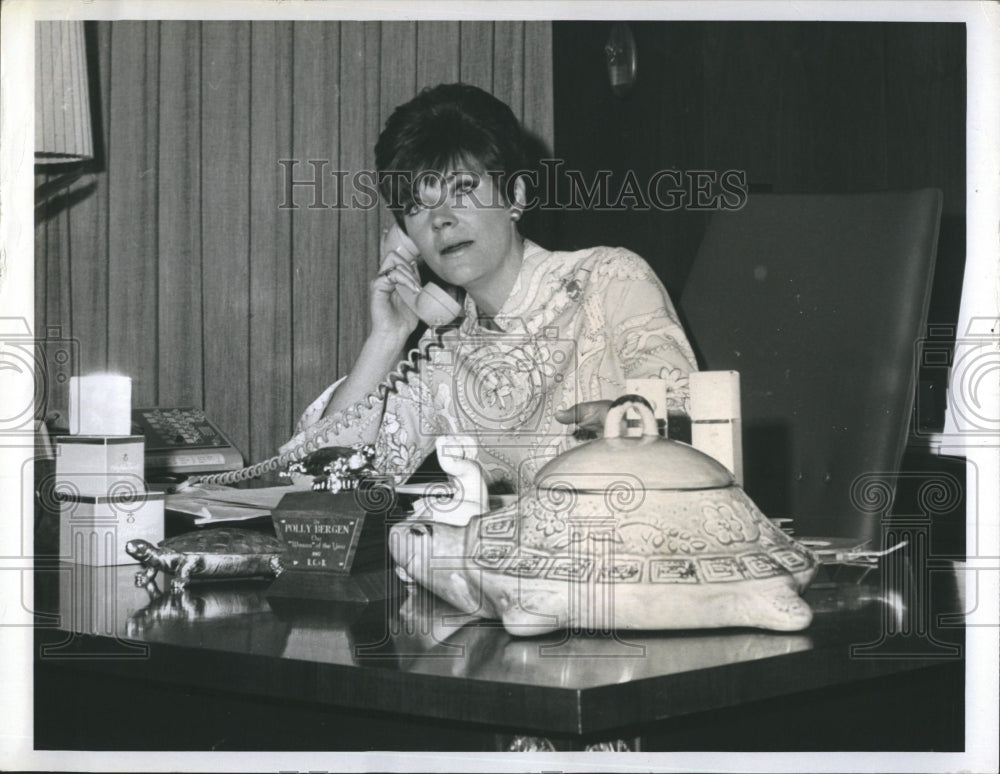 1967 Press Photo Actress Polly Bergen And Creator Of Turtle Oil Beauty Products - Historic Images