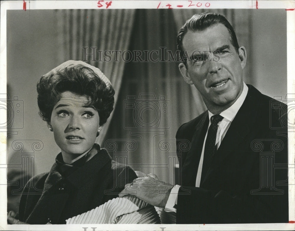 1969 Press Photo Polly Bergen And Fred MacMurray In Film Kisses For My President - Historic Images