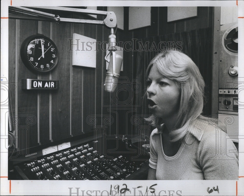 1975 Press Photo Dj Sandy Hall - Historic Images