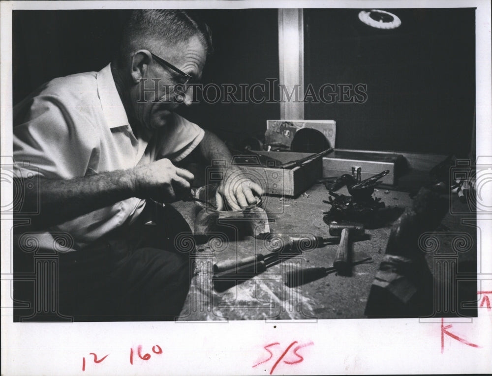 1968 Press Photo John S. Hall, Horticulturalist, Sculpts For Hobby - Historic Images