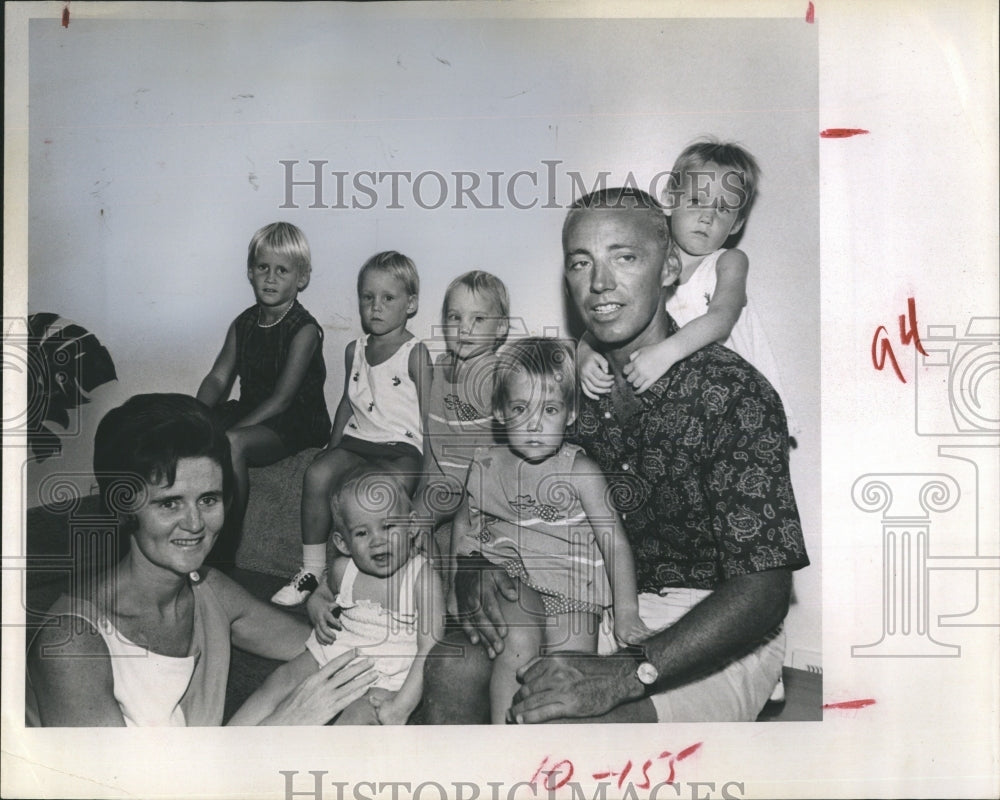 1966 Press Photo Harry Halls Jr. and family - RSH13055 - Historic Images