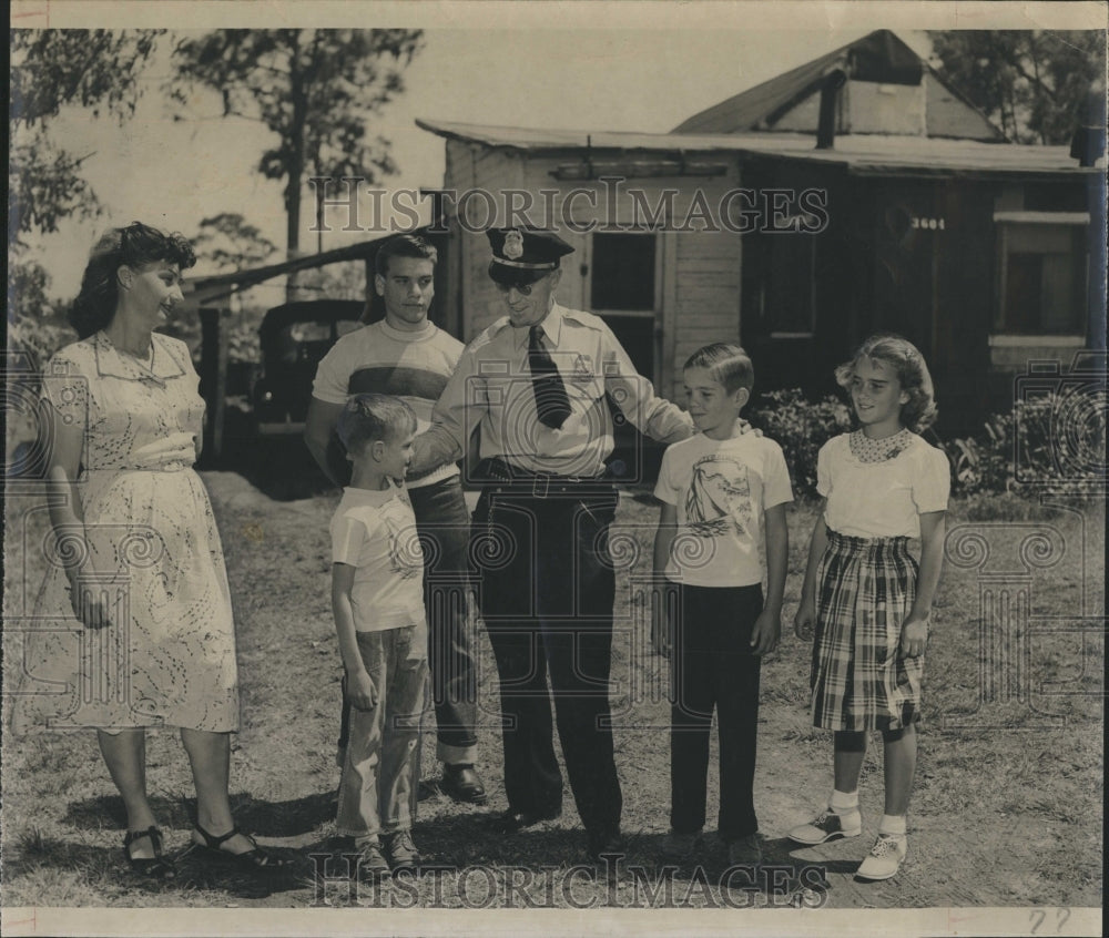 1951 Press Photo Police Chief Harold Glen raises money for boy&#39;s hospital bill - Historic Images