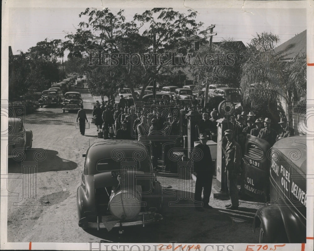 1948 Press Photo St. Petersburg Residents Line Up to Get Fuel Oil for Heating - Historic Images