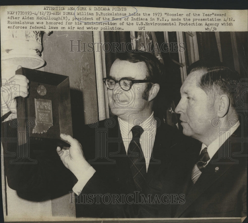 1973 Press Photo EPA Ruckelshaus Hoosier of the Year Award - Historic Images