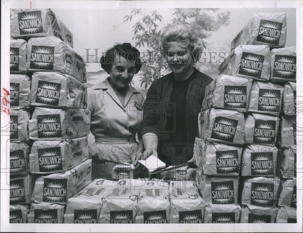 1963 Press Photo Pictured are Mrs. William H. Stadelman and Mrs. Jack Watson. - Historic Images