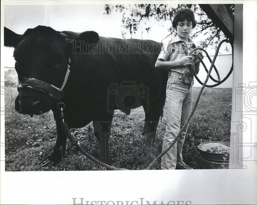 1980 Press Photo Keith Watson with his bull. - Historic Images